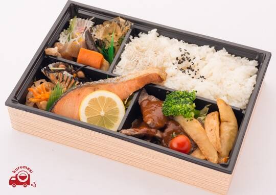 お弁当メニュー タルタル南蛮と赤魚の西京焼 1,018円(税込1,100円)